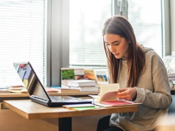 Prüfungsvorbereitung: Studentin lernt in der Bibliothek. Prüfungsvorbereitung: Studentin lernt in der Bibliothek.