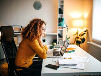 Zeitmanagement im Studium: Studentin stellt einen Zeitplan am Computer zusammen. Zeitmanagement im Studium: Studentin stellt einen Zeitplan am Computer zusammen.