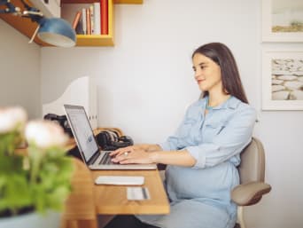 Schwanger im Studium: Schwangere Studentin lernt am Laptop. Schwanger im Studium: Schwangere Studentin lernt am Laptop.