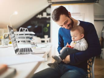 Studieren mit Kind: Student spielt in einer Lernpause mit seinem Kind.  Studieren mit Kind: Student spielt in einer Lernpause mit seinem Kind.