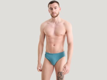 Slip de bain homme : un homme porte un maillot de bain de natation sportive. Slip de bain homme : un homme porte un maillot de bain de natation sportive.