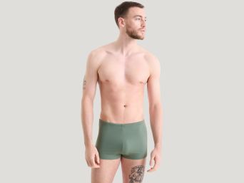 Boxer de bain homme : un homme porte un maillot de bain homme tendance. Boxer de bain homme : un homme porte un maillot de bain homme tendance.
