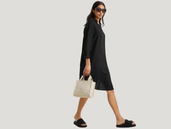 Accessori per la spiaggia – Gli occhiali da sole completano il look da spiaggia. Accessori per la spiaggia – Gli occhiali da sole completano il look da spiaggia.