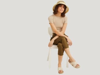 Scarpe da spiaggia – Donna indossa ciabatte perfette per un outfit da spiaggia. Scarpe da spiaggia – Donna indossa ciabatte perfette per un outfit da spiaggia.