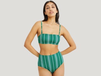 Tipi di bikini: bikini bustier casual per donne sportive. Tipi di bikini: bikini bustier casual per donne sportive.