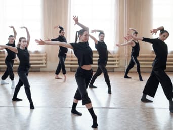 Contemporary Dance – Tänzer üben eine Choreografie im Contemporary Tanzstil ein. Contemporary Dance – Tänzer üben eine Choreografie im Contemporary Tanzstil ein.