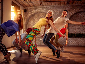 Bunt gekleidete Tanzgruppe tanzt Hip-Hop Choreografie. Bunt gekleidete Tanzgruppe tanzt Hip-Hop Choreografie.