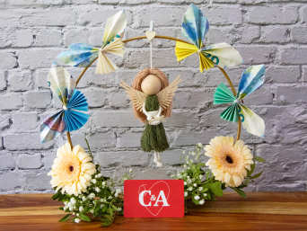 Ideas for baptism gifts: a flower wreath with money butterflies. Ideas for baptism gifts: a flower wreath with money butterflies.