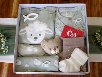 Best gifts for a baptism: a gift box with cute baby clothes. Best gifts for a baptism: a gift box with cute baby clothes.