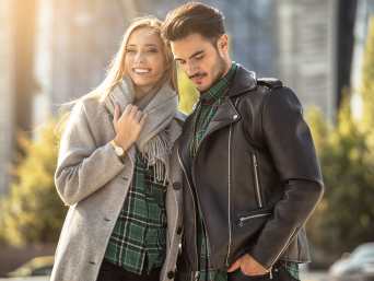 Gruppe von Frauen und Männern in verschiedenen Übergangsjacken. Gruppe von Frauen und Männern in verschiedenen Übergangsjacken.
