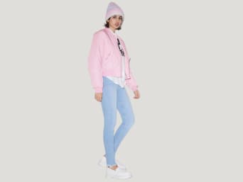 Blouson als Übergangsjacke: Frau trägt einen Blouson. Blouson als Übergangsjacke: Frau trägt einen Blouson.