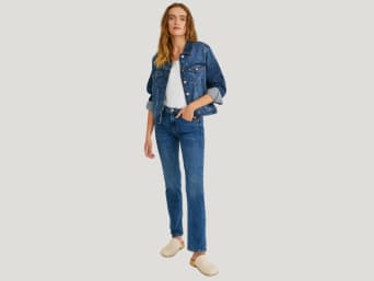 Jeansjacke als leichte Übergangsjacke: Frau in einer klassischen Jeansjacke. Jeansjacke als leichte Übergangsjacke: Frau in einer klassischen Jeansjacke.