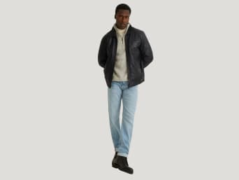Lederjacke als Übergangsjacke: Mann trägt eine Lederjacke. Lederjacke als Übergangsjacke: Mann trägt eine Lederjacke.