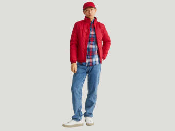 Steppjacke als warme Übergangsjacke: Mann trägt eine Steppjacke. Steppjacke als warme Übergangsjacke: Mann trägt eine Steppjacke.