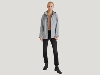 Wasserabweisende Übergangsjacke: Frau trägt eine Softshelljacke.  Wasserabweisende Übergangsjacke: Frau trägt eine Softshelljacke.