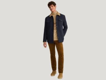 Shacket als Übergangsjacke: Mann trägt eine Hemdjacke. Shacket als Übergangsjacke: Mann trägt eine Hemdjacke.