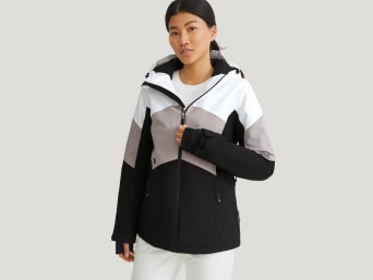 Frau in einer atmungsaktiven Übergangsjacke. Frau in einer atmungsaktiven Übergangsjacke.