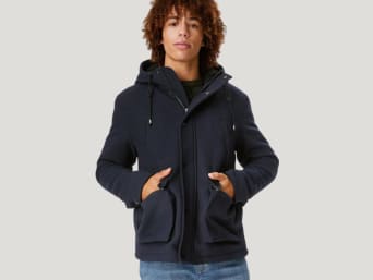 Mann in einer Übergangsjacke mit Taschen. Mann in einer Übergangsjacke mit Taschen.