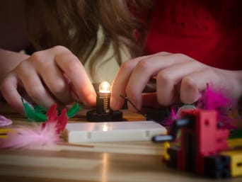 Elektriciteitsproefjes voor kinderen - Kind bouwt stroomtester.