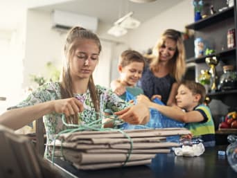 Afvalscheiding kinderen: kinderen sorteren thuis afval. Afvalscheiding kinderen: kinderen sorteren thuis afval.