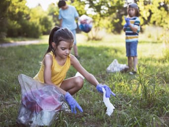 Recycling uitgelegd: kinderen helpen bij afvalinzamelingsactie in een park. Recycling uitgelegd: kinderen helpen bij afvalinzamelingsactie in een park.