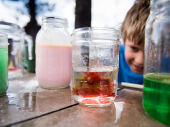 Watervervuiling uitgelegd voor kinderen: kind doet een proefje met water. Watervervuiling uitgelegd voor kinderen: kind doet een proefje met water.