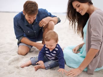 Ferien mit Kindern – Kleiner Junge spielt am Strand. Ferien mit Kindern – Kleiner Junge spielt am Strand.