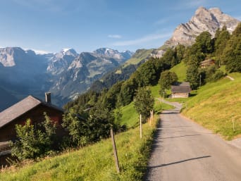 Ferien mit Kindern Schweiz: Blick auf ein Dorf oberhalb von Braunwald. Ferien mit Kindern Schweiz: Blick auf ein Dorf oberhalb von Braunwald.