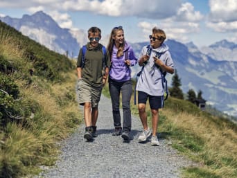 Braunwald Ferien: Jugendliche wandern gemeinsam in den Bergen. Braunwald Ferien: Jugendliche wandern gemeinsam in den Bergen.