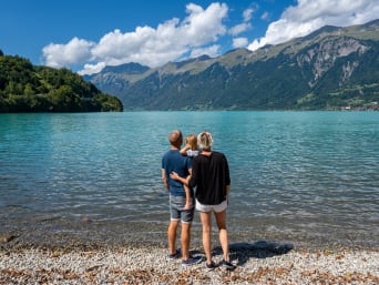 Interlaken mit Kindern: Eltern und Kind geniessen die Aussicht auf den Brienzersee bei Interlaken. Interlaken mit Kindern: Eltern und Kind geniessen die Aussicht auf den Brienzersee bei Interlaken.