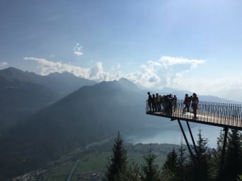 Interlaken Sehenswürdigkeiten: Ausblick von der Aussichtsplattform Harder Kulm bei Interlaken. Interlaken Sehenswürdigkeiten: Ausblick von der Aussichtsplattform Harder Kulm bei Interlaken.