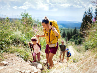 Ferienideen mit Kindern – Familie geht zusammen wandern. Ferienideen mit Kindern – Familie geht zusammen wandern.