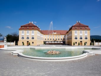 Aktivitäten mit Kindern Niederösterreich: Blick auf das Barockschloss Hof in Niederösterreich.   Aktivitäten mit Kindern Niederösterreich: Blick auf das Barockschloss Hof in Niederösterreich.