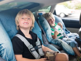 Spelletjes autovakantie: Twee jongens op de achterbank in de auto Spelletjes autovakantie: Twee jongens op de achterbank in de auto