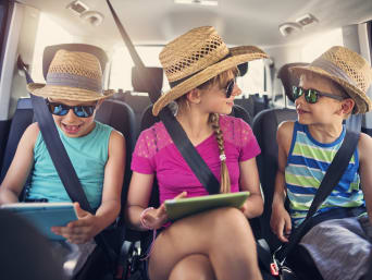 Autoritspellen: broers en zussen spelen samen een spel in de auto. Autoritspellen: broers en zussen spelen samen een spel in de auto.