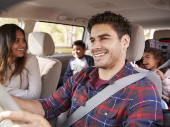 Spelletjes in de auto: moeder speelt een raadspel met kinderen in de auto.  Spelletjes in de auto: moeder speelt een raadspel met kinderen in de auto.