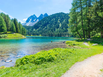 Ferien mit Kindern Schweiz: Blick auf eine Berglandschaft mit klarem See in Graubünden. Ferien mit Kindern Schweiz: Blick auf eine Berglandschaft mit klarem See in Graubünden.
