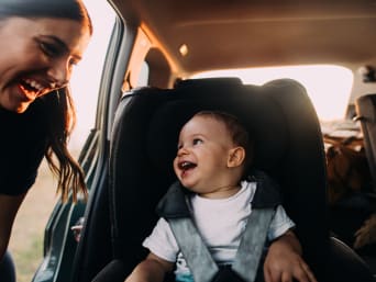 Vakantievoorbereidingen - moeder en vader bereiden hun kind voor op de reis in de auto. Vakantievoorbereidingen - moeder en vader bereiden hun kind voor op de reis in de auto.