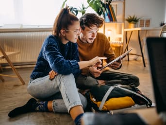Checklist vakantie met kind – Ouders lopen hun vakantiechecklist nog eens door. Checklist vakantie met kind – Ouders lopen hun vakantiechecklist nog eens door.