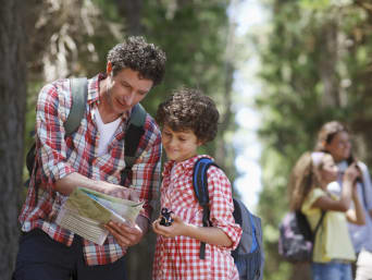 Ausflugsziele Zillertal mit Kindern: Vater und Sohn betrachten eine Wanderkarte.  Ausflugsziele Zillertal mit Kindern: Vater und Sohn betrachten eine Wanderkarte.