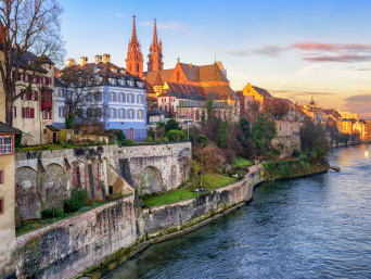 Aktivitäten Basel: Blick auf die Altstadt und den Basler Münster im Sonnenuntergang. Aktivitäten Basel: Blick auf die Altstadt und den Basler Münster im Sonnenuntergang.