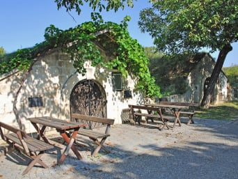 Wein aus dem Burgenland: Tische und Bänke vor einem Weinkeller. Wein aus dem Burgenland: Tische und Bänke vor einem Weinkeller.