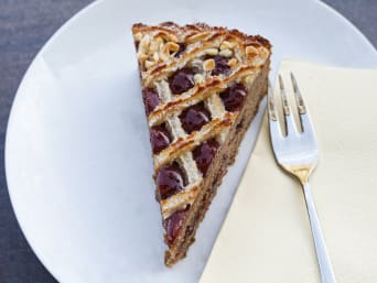 Spezialitäten Oberösterreich: Ein Stück Linzer Torte auf einem Teller. Spezialitäten Oberösterreich: Ein Stück Linzer Torte auf einem Teller.