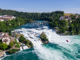 Ausflugsziele Schaffhausen: Blick von oben auf den Rheinfall im Kanton Schaffhausen. Ausflugsziele Schaffhausen: Blick von oben auf den Rheinfall im Kanton Schaffhausen.
