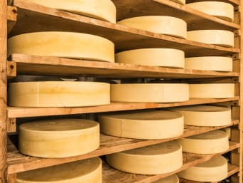 Vorarlberg Essen: Käse im Regal. Vorarlberg Essen: Käse im Regal.