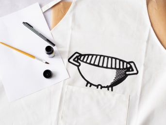 Father's Day craft idea: pre-draw the barbecue on the cooking apron. Father's Day craft idea: pre-draw the barbecue on the cooking apron.