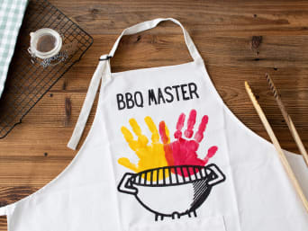 Father's Day craft ideas: a homemade barbecue apron with handprints. Father's Day craft ideas: a homemade barbecue apron with handprints.