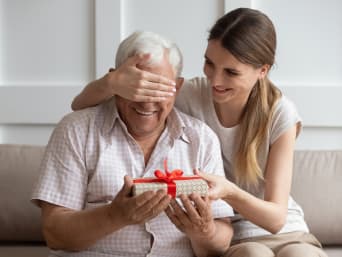 Last-Minute-Geschenk zum Vatertag – Erwachsene Tochter beschenkt ihren Vater. Last-Minute-Geschenk zum Vatertag – Erwachsene Tochter beschenkt ihren Vater.