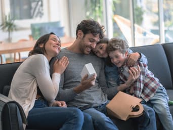 Vatertag Geschenkidee – Familie beschenkt den Papa. Vatertag Geschenkidee – Familie beschenkt den Papa.