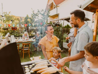 Persönliches Vatertagsgeschenk – Familie bei einem Grillabend am Vatertag. Persönliches Vatertagsgeschenk – Familie bei einem Grillabend am Vatertag.